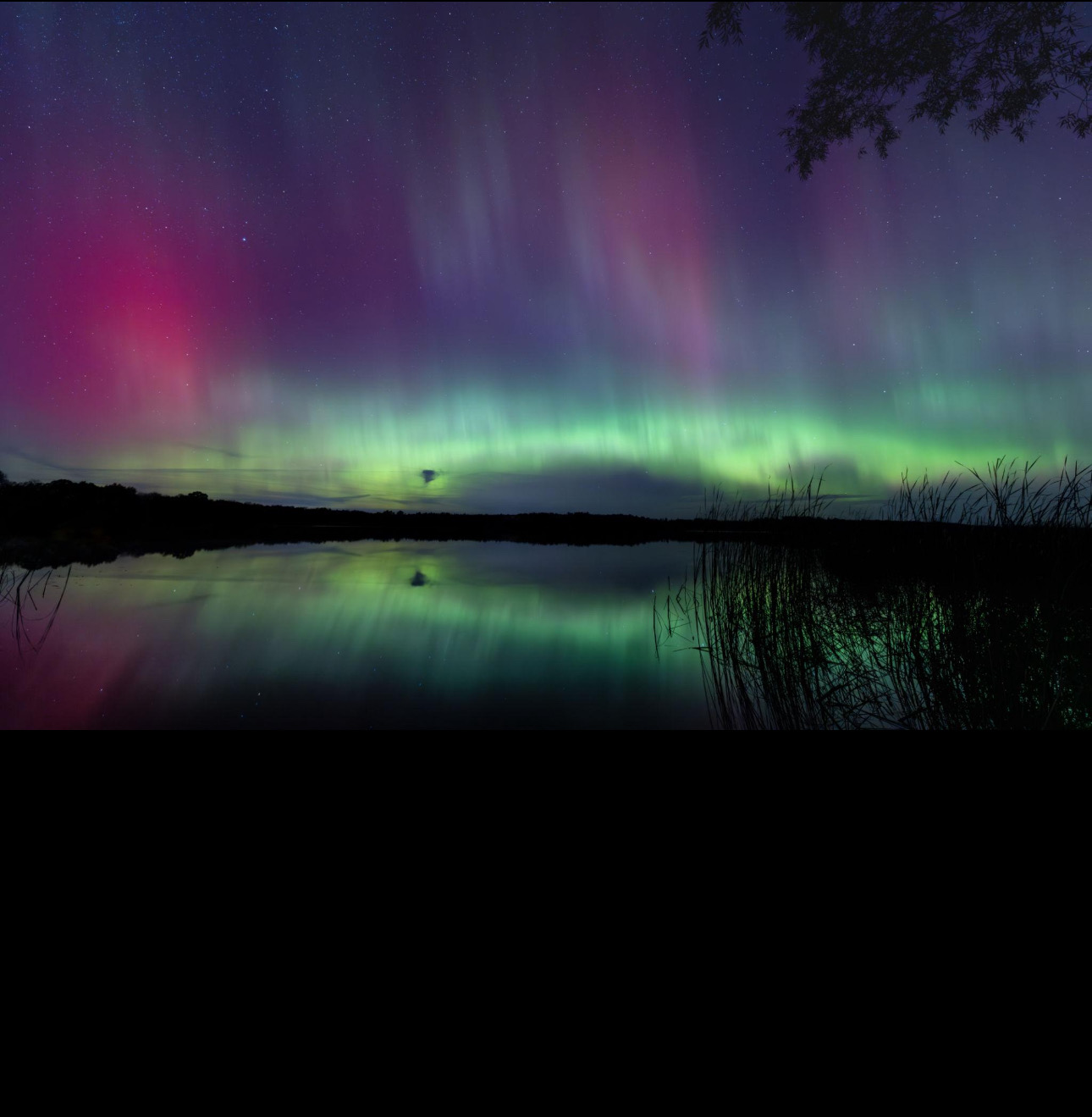 Aurora over the lake
